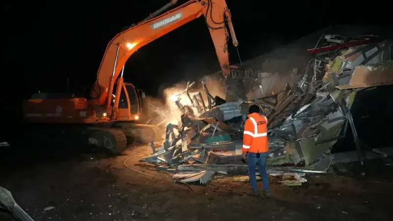 Sakarya'da Menzil tarikatına ait kaçak tatil köyü, AK Partili belediye tarafından yıkıldı