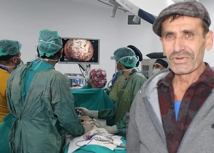 Katı yiyecekler yediğinde midesi 10 kat büyüyen hasta doktorları şaşırttı 1 Katı yiyecekler yediğinde midesi 10 kat büyüyen hasta doktorları şaşırttı