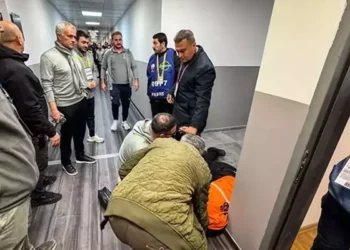Mourinho, bayılan güvenlikçinin başından ayrılmadı