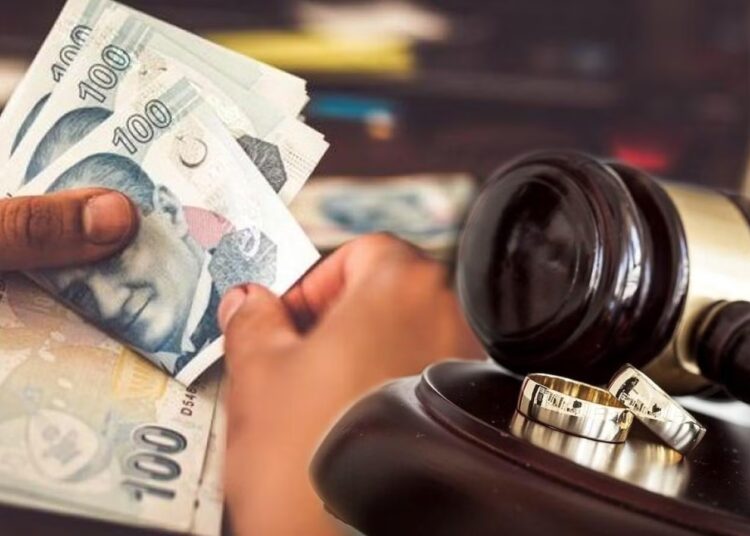 Şok yaşatan karar! Kadın öğretmen, boşadığı kocasına nafaka ödeyecek 1 Şok yaşatan karar! Kadın öğretmen, boşadığı kocasına nafaka ödeyecek