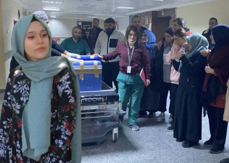 Ailesi, Medine’nin bağışladığı organlarını gözyaşları içinde el sallayarak uğurladı 1 Ailesi, Medine’nin bağışladığı organlarını gözyaşları içinde el sallayarak uğurladı