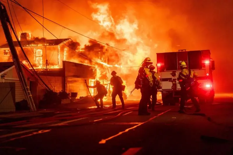 ABD, Los Angeles yangınını söndüremiyor: 10 kişi öldü, 10 bin yapı kül oldu!