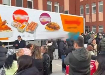 Bolu’da morg kapasitesi dolunca hastane önüne konan piliç görselli tır tepki çekti