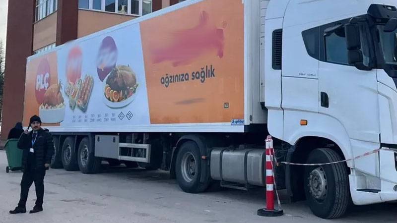 Bolu'da morg kapasitesi dolunca hastane önüne konan piliç görselli tır tepki çekti