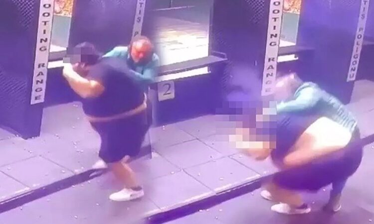 Poligonda intihar girişimi! Hem kendini, hem de engellemeye çalışan eğitmeni vurdu 1 Poligonda intihar girişimi! Hem kendini, hem de engellemeye çalışan eğitmeni vurdu