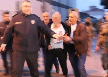 Cezaevinden çıkıp dehşet saçan eski polis, sevgilisini boğazından bıçakladı