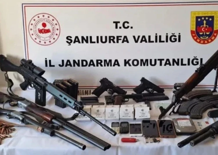 Sahte MİT'çi, çok sayıda silahla yakalandı 1 Sahte MİT’çi, çok sayıda silahla yakalandı