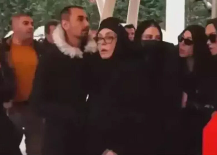 Ferdi Tayfur’un cenazesinden ayrılmak zorunda kalan Necla Nazır, yaşananları anlattı 1 Ferdi Tayfur’un cenazesinden ayrılmak zorunda kalan Necla Nazır, yaşananları anlattı