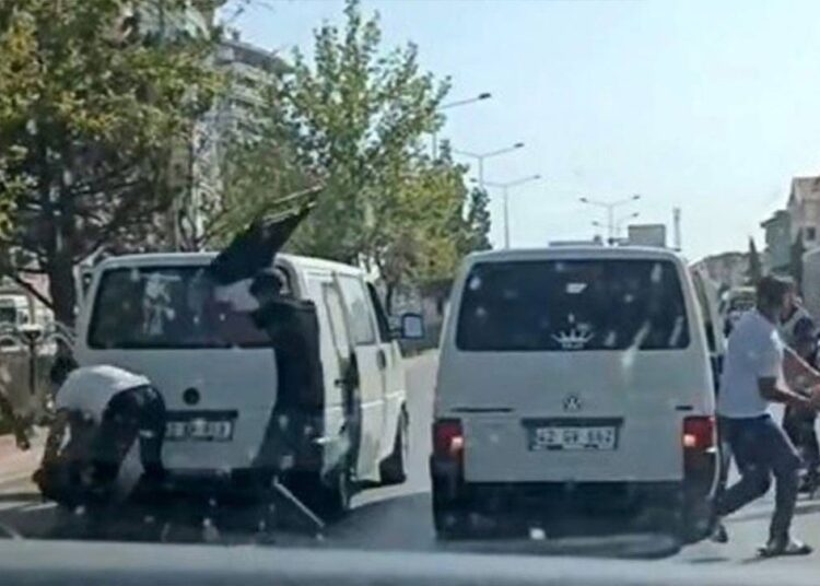 Trafikte saldırı amacıyla araçtan inen sürücünün ehliyeti alınacak 1 Trafikte saldırı amacıyla araçtan inen sürücünün ehliyeti alınacak