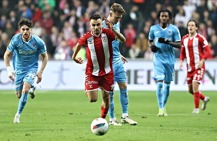 Karadeniz derbisini ev sahibi kazandı; Samsunspor: 2 / Trabzonspor: 1 1 Karadeniz derbisini ev sahibi kazandı; Samsunspor: 2 / Trabzonspor: 1