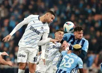 Fenerbahçe, Adana'da hata yapmadı: Zirveyle puan farkını 6'ya indirdi 7 Fenerbahçe, Adana’da hata yapmadı: Zirveyle puan farkını 6’ya indirdi
