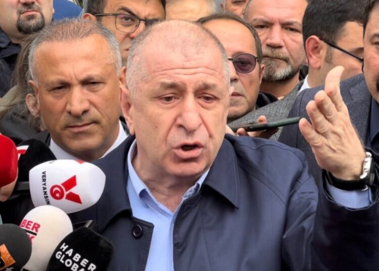 Ümit Özdağ, restoranda yemek yerken gözaltına alındı 1 Ümit Özdağ, restoranda yemek yerken gözaltına alındı