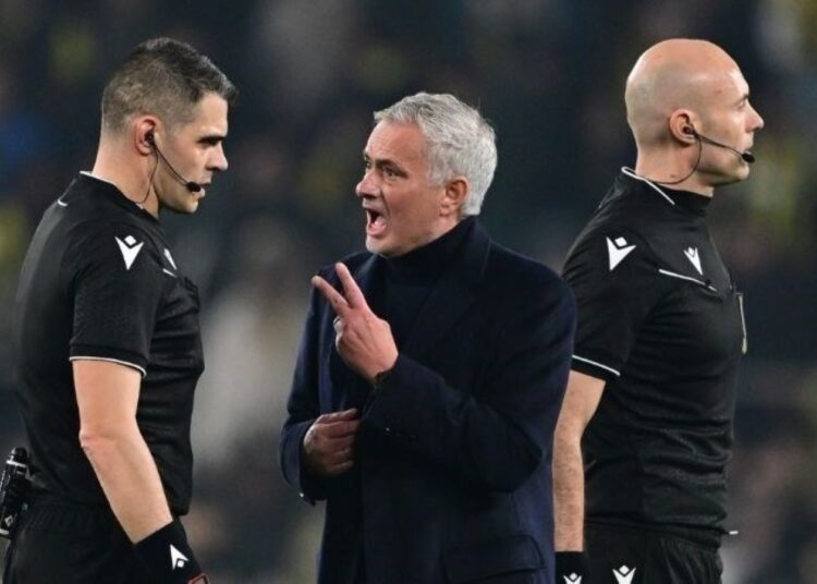 Mourinho’dan VAR hakemine sitem! Hakemi kırmızı kart konusunda uyarmadı 1 Mourinho’dan VAR hakemine sitem! Hakemi kırmızı kart konusunda uyarmadı