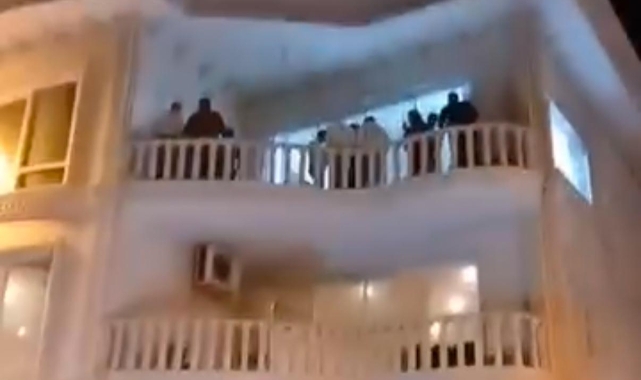Sarıyer'de kaçak parti yapılan yalıya polisten baskın: 400 öğrenci çıktı! 5 Sarıyer'de kaçak parti yapılan yalıya polisten baskın: 400 öğrenci çıktı!