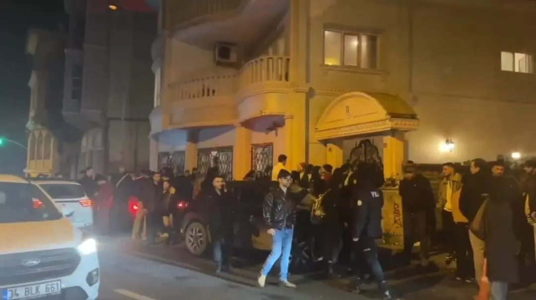 Sarıyer'de kaçak parti yapılan yalıya polisten baskın: 400 öğrenci çıktı! 3 Sarıyer'de kaçak parti yapılan yalıya polisten baskın: 400 öğrenci çıktı!