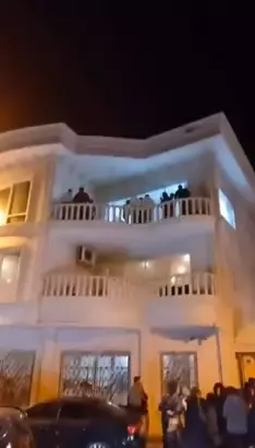 Sarıyer'de kaçak parti yapılan yalıya polisten baskın: 400 öğrenci çıktı! 2 Sarıyer'de kaçak parti yapılan yalıya polisten baskın: 400 öğrenci çıktı!
