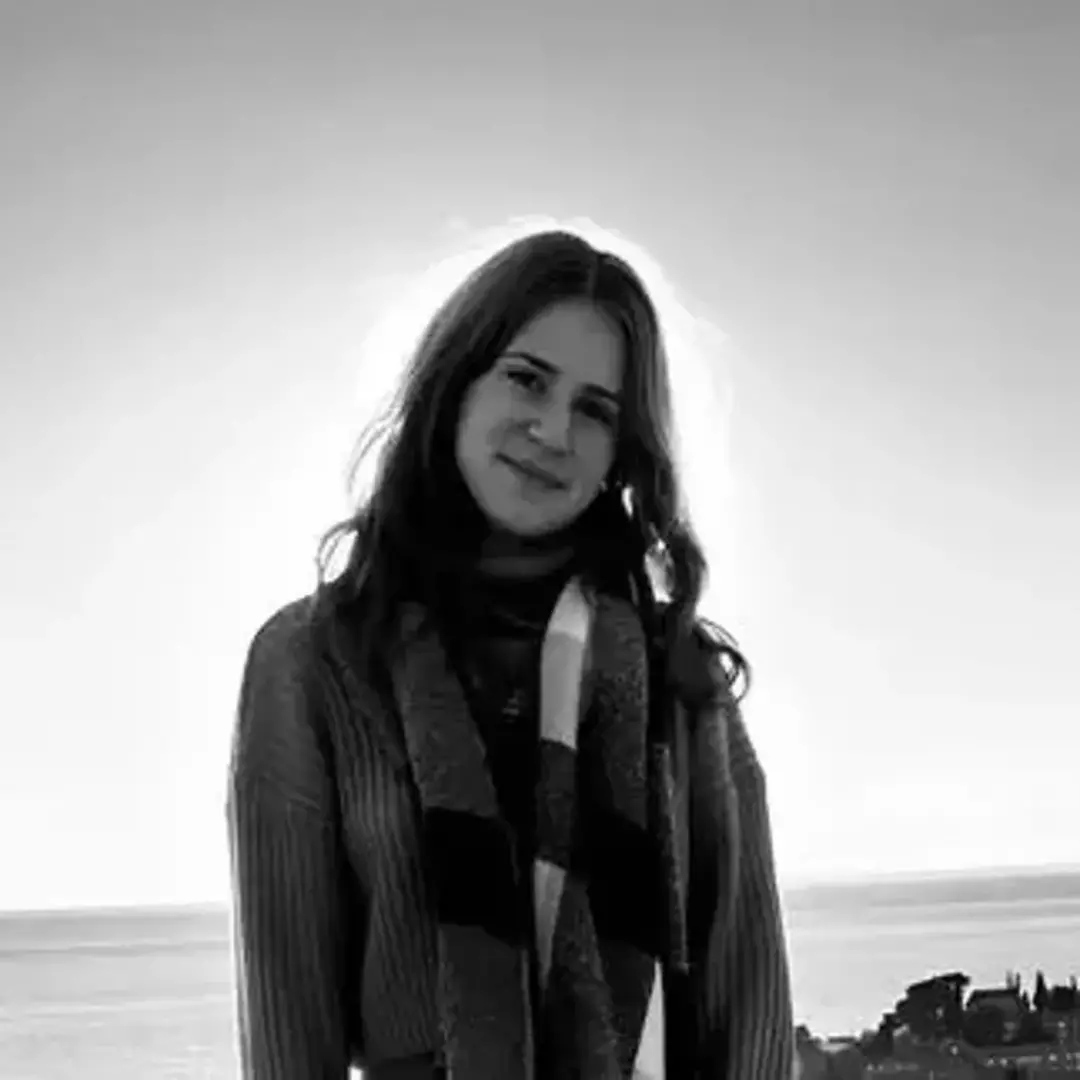 Üç arkadaş birlikte 12. kattan atlamış: "Yanıyoruz, bizi kurtarın"