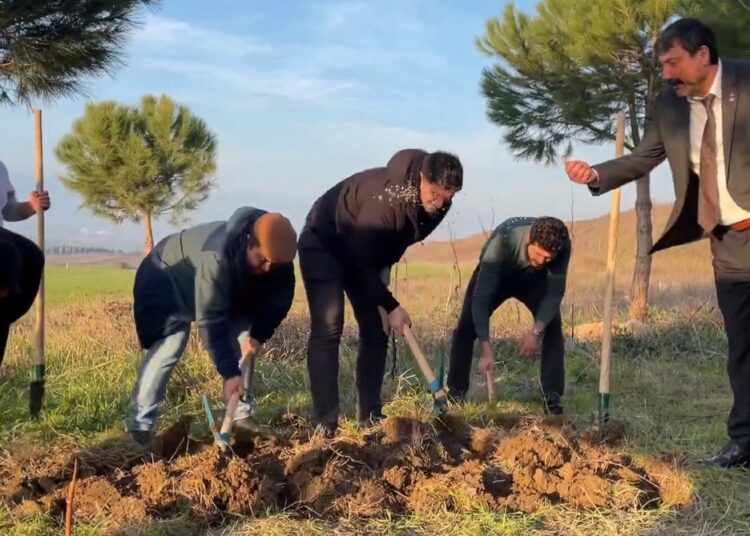 ‘Burası tarla, duramazsınız’ denilince Zafer Partililer toprağı kazdı, tohum attı 1 ‘Burası tarla, duramazsınız’ denilince Zafer Partililer toprağı kazdı, tohum attı
