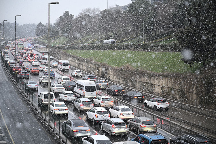 İstanbul'da kar yağışı başladı: Trafik yoğunluğu yüzde 80'e ulaştı 1 İstanbul’da kar yağışı başladı: Trafik yoğunluğu yüzde 80’e ulaştı