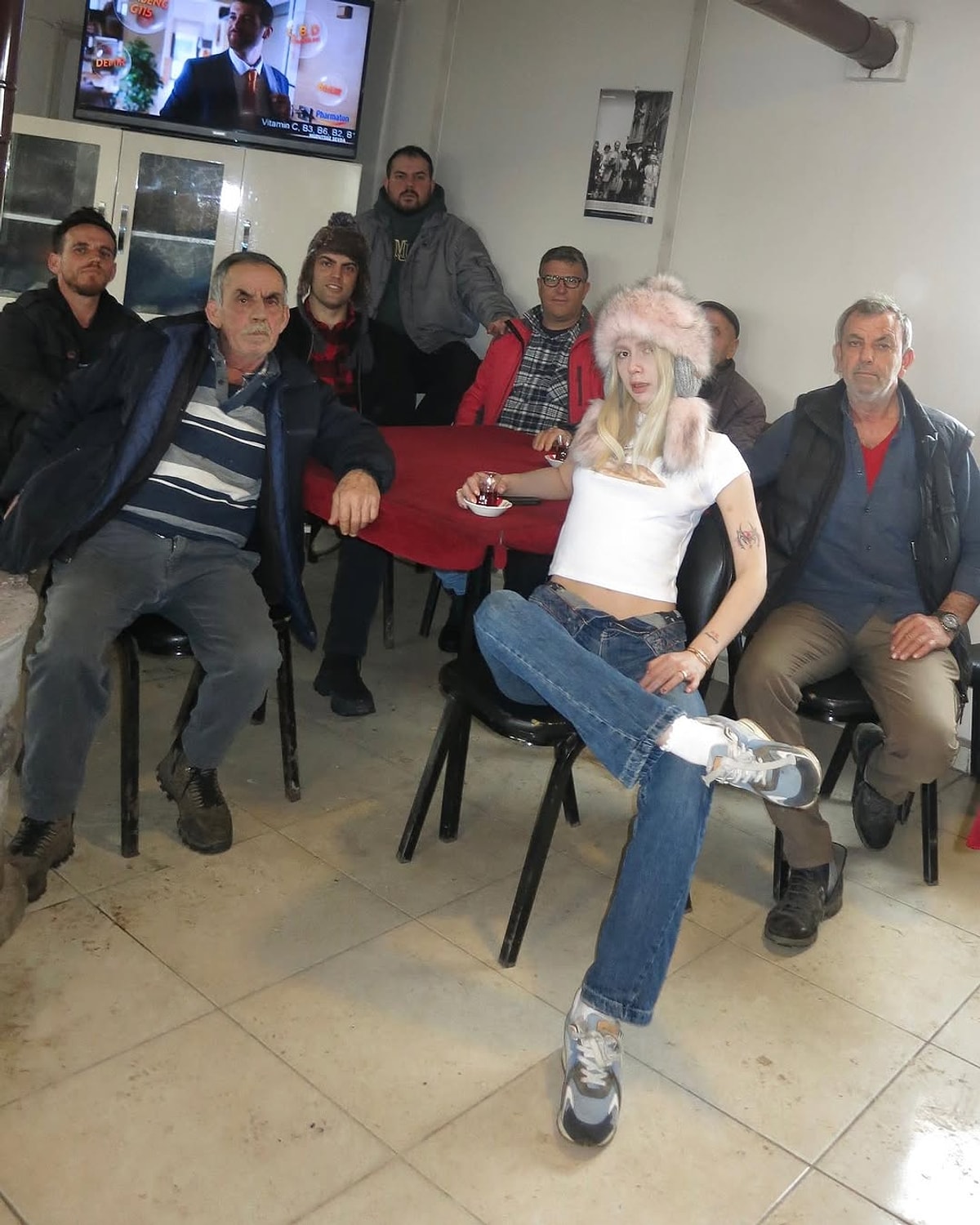 Aleyna Tilki kahvehanede... 3 Aleyna Tilki kahvehanede...