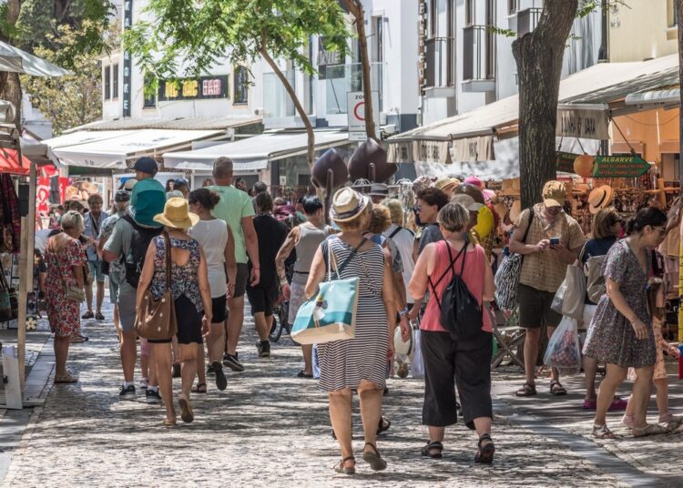 Portekiz’de kamusal alanda mayoyla gezen turistlere 1500 avro ceza 1 Portekiz’de kamusal alanda mayoyla gezen turistlere 1500 avro ceza