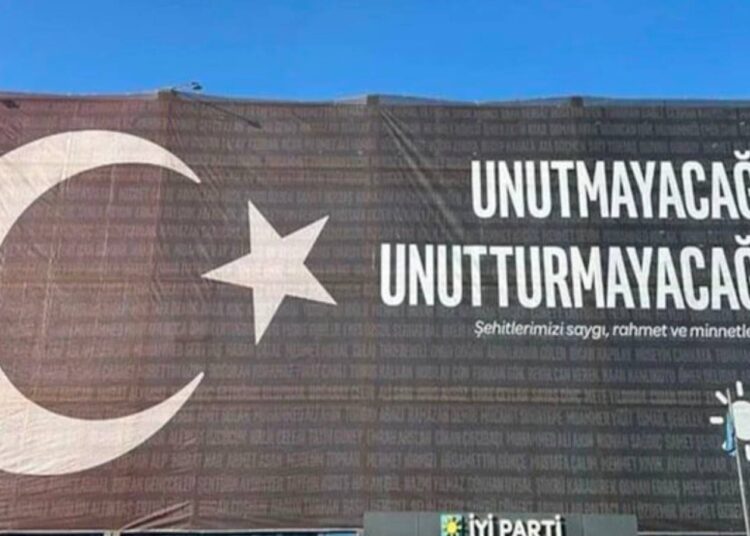 İYİ Parti’den şehitler için pankart: Unutturmayacağız