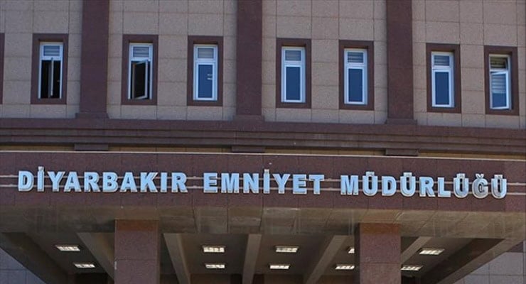 Diyarbakır’da kendini ‘MİT mensubu’ olarak tanıtan eski AKP’li yönetici gözaltında 1 Diyarbakır’da kendini ‘MİT mensubu’ olarak tanıtan eski AKP’li yönetici gözaltında