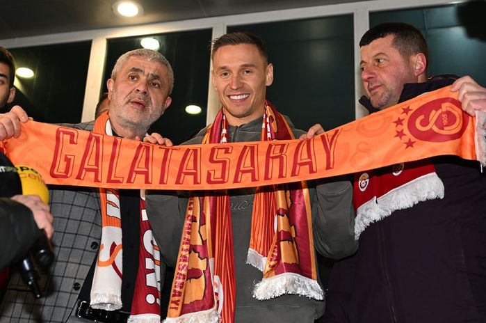 Galatasaray'ın yeni transferi Frankowski İstanbul'a geldi 1 Galatasaray’ın yeni transferi Frankowski İstanbul’a geldi