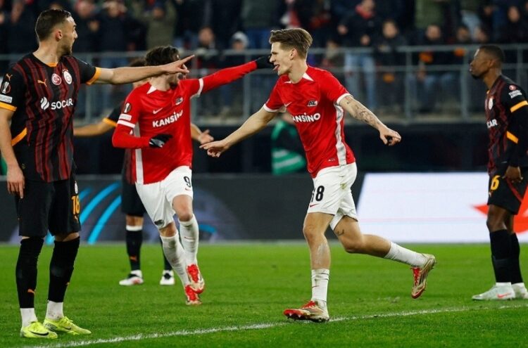 Aslan Avrupa’da ağır yaralı! AZ Alkmaar’a 4-1 yenildi
