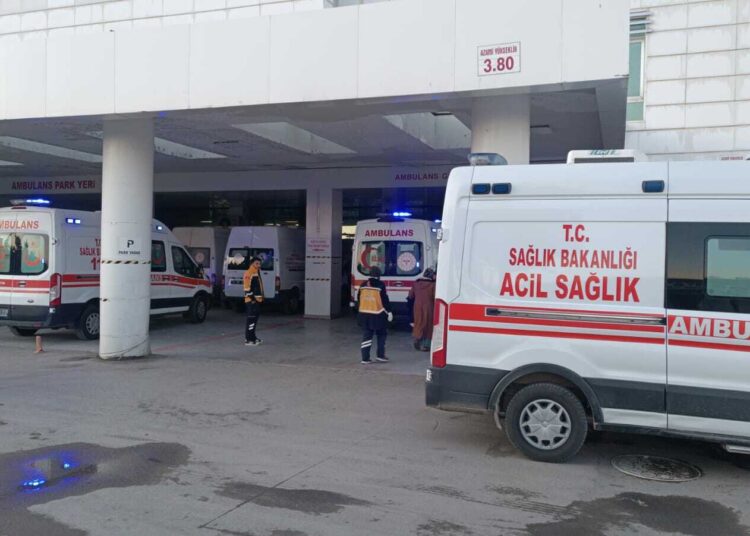 Öğretmen ve öğrenciler gıda zehirlenmesi şüphesiyle hastaneye kaldırıldı