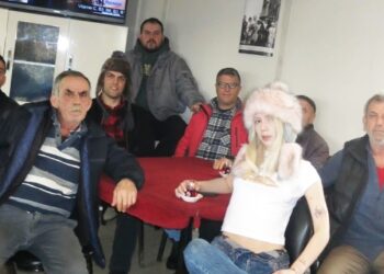 Aleyna Tilki kahvehanede…