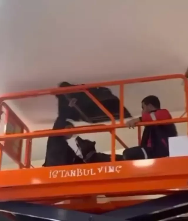 Kuyumcudan 3 kilo altın çalan hırsız iki gündür AVM içinde aranıyor
