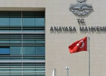 AYM’den tutuklunun seccadesine el konulmasına tazminat cezası kararı
