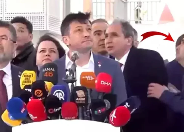 Deprem anmasına giden bakanlar, aniden çıkan fırtınadan korkup böyle kaçtı! 1 Deprem anmasına giden bakanlar, aniden çıkan fırtınadan korkup böyle kaçtı!