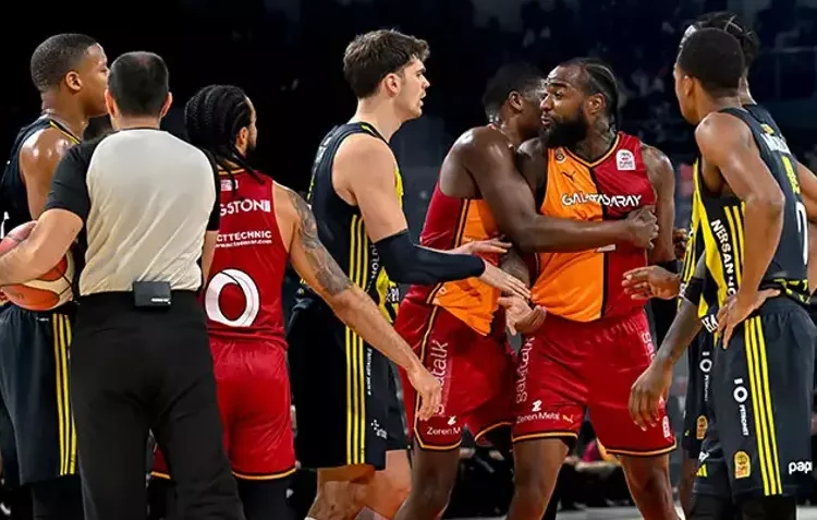 Basket Derbisi’nde ortalık karıştı; seyirciler dışarı çıkarıldı