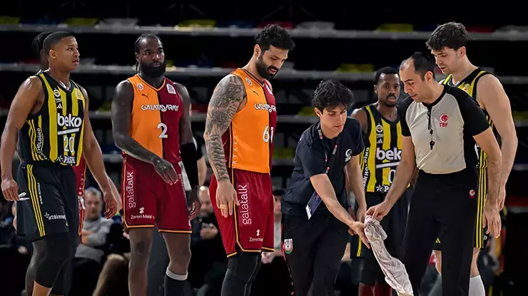 Basket Derbisi’nde ortalık karıştı; seyirciler dışarı çıkarıldı
