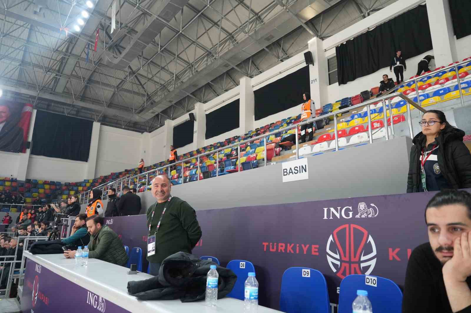 Basket Derbisi’nde ortalık karıştı; seyirciler dışarı çıkarıldı