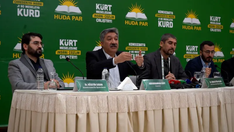 Diyarbakır'da yeni süreçle ilgili düzenlenen iki farklı konferansta neler oldu? 2 Diyarbakır'da yeni süreçle ilgili düzenlenen iki farklı konferansta neler oldu?