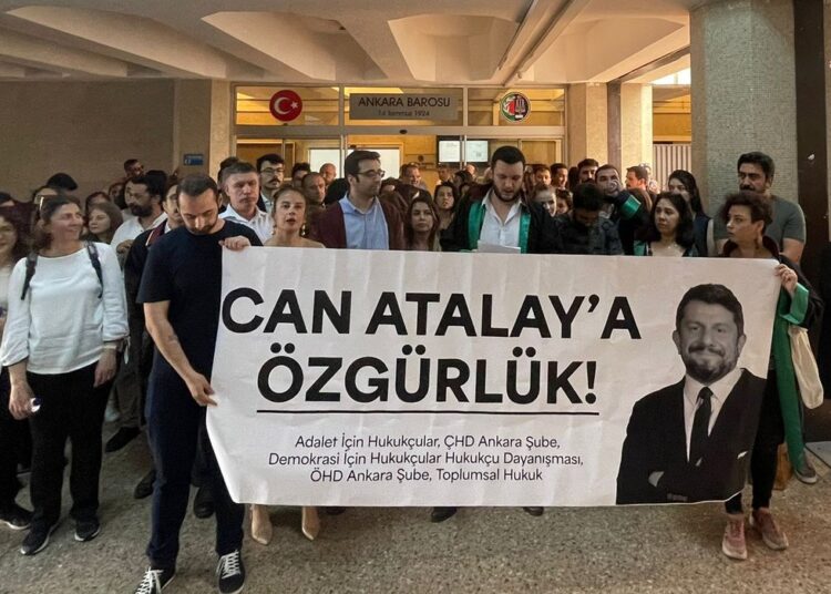 Can Atalay için adliye önünde eylem yapan avukatlara soruşturma 1 Can Atalay için adliye önünde eylem yapan avukatlara soruşturma