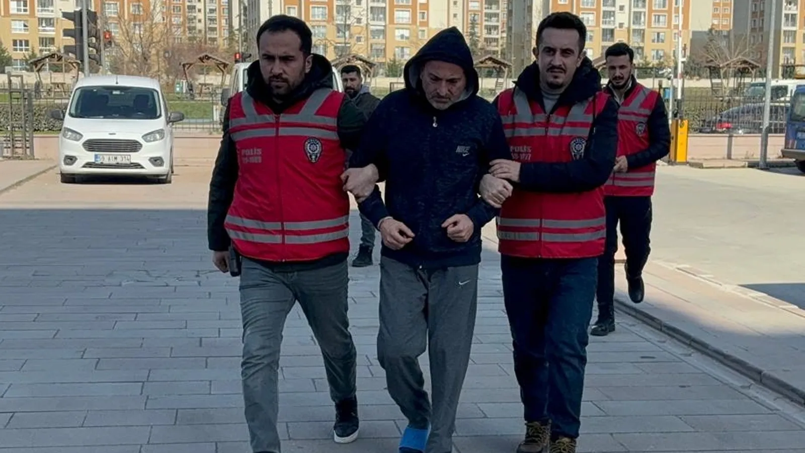 Katil babanın yüzünde kızının tırnak izleri