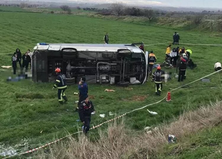 Öğrenci servisi tarlaya devrildi: 2 ölü, 26 yaralı