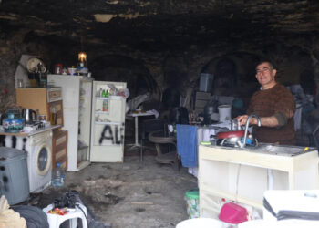 Maraş merkezli depremlerde evi yıkılan Hataylı Ali Bozoğlan, 2 yıldır mağarada yaşıyor