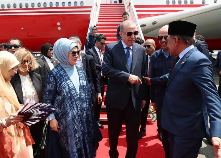 İtibardan tasarruf yok! 4 günlük geziye 3 uçak 1 İtibardan tasarruf yok! 4 günlük geziye 3 uçak