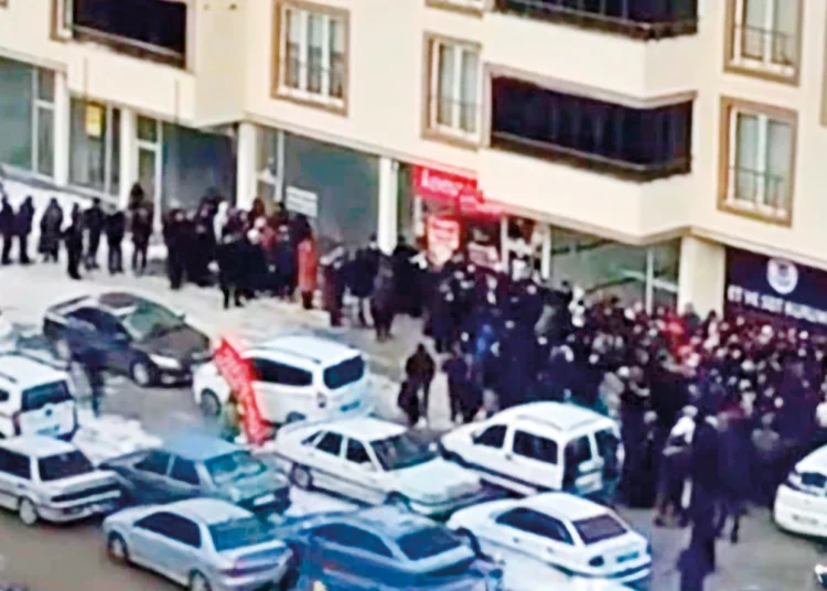 ‘AK Parti’nin kalesi’ Erzurum’da, eksi 13 derece soğukta ucuz et kuyruğu!