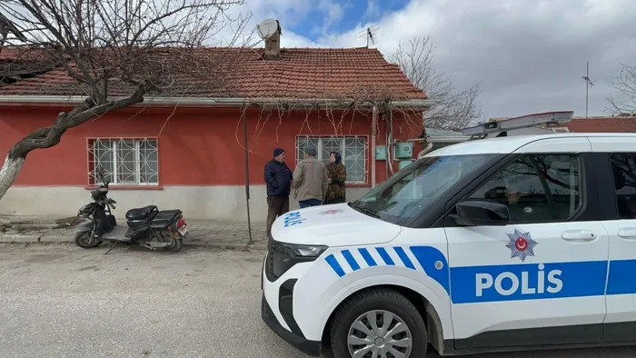 Eskişehir'de evinde ölü bulunan kişinin bedenini fareler yedi 1 Eskişehir’de evinde ölü bulunan kişinin bedenini fareler yedi