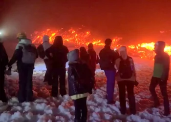 Etna Yanardağı patladı, turistler lavların dibinde fotoğraf çektirdi