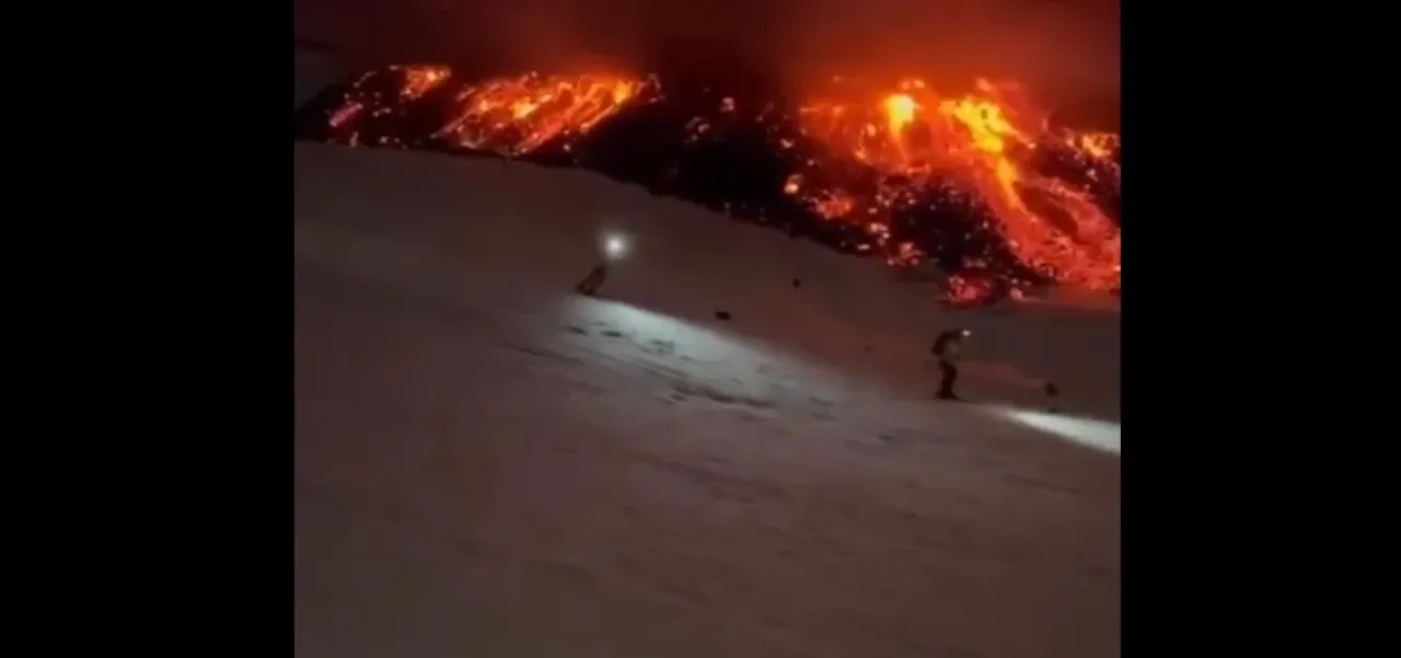 Etna Yanardağı patladı, turistler lavların dibinde fotoğraf çektirdi 5 Etna Yanardağı patladı, turistler lavların dibinde fotoğraf çektirdi