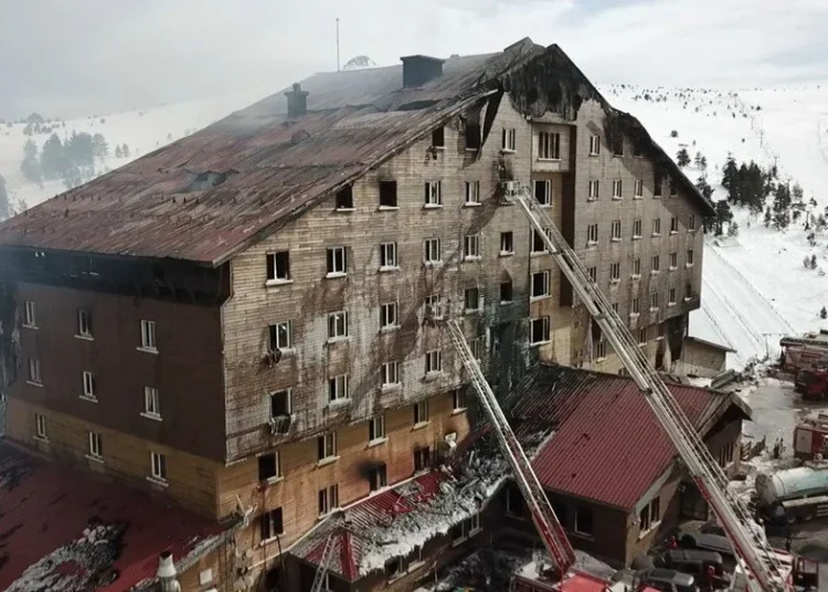 Bakanlık o iddialara yanıt verdi: 78 kişiye mezar olan Grand Kartal Otel kaçak mı? 1 Bolu’da 78 kişiye mezar olan Grand Kartal Otel kaçak çıktı