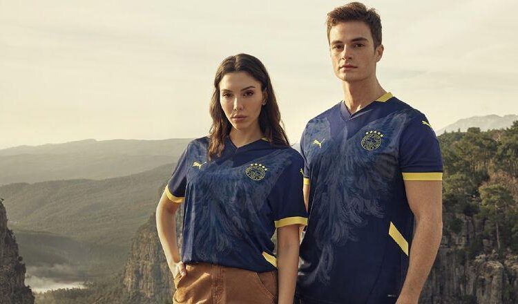 Fenerbahçe, yeni ve özel formasını tanıttı 1 Fenerbahçe, yeni ve özel formasını tanıttı