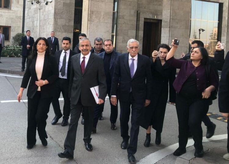 DEM Parti’nin 7 kişilik heyeti, Öcalan ile görüşmek üzere İmralı Adası’na yola çıktı 1 DEM Parti’nin 7 kişilik heyeti, Öcalan ile görüşmek üzere İmralı Adası’na yola çıktı